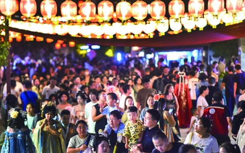 9月16日晚,游客在河南省洛阳市洛邑古城景区游玩 新华社发